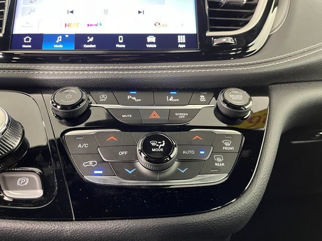 Used 2026 Chrysler Pacifica Select FWD image 33
