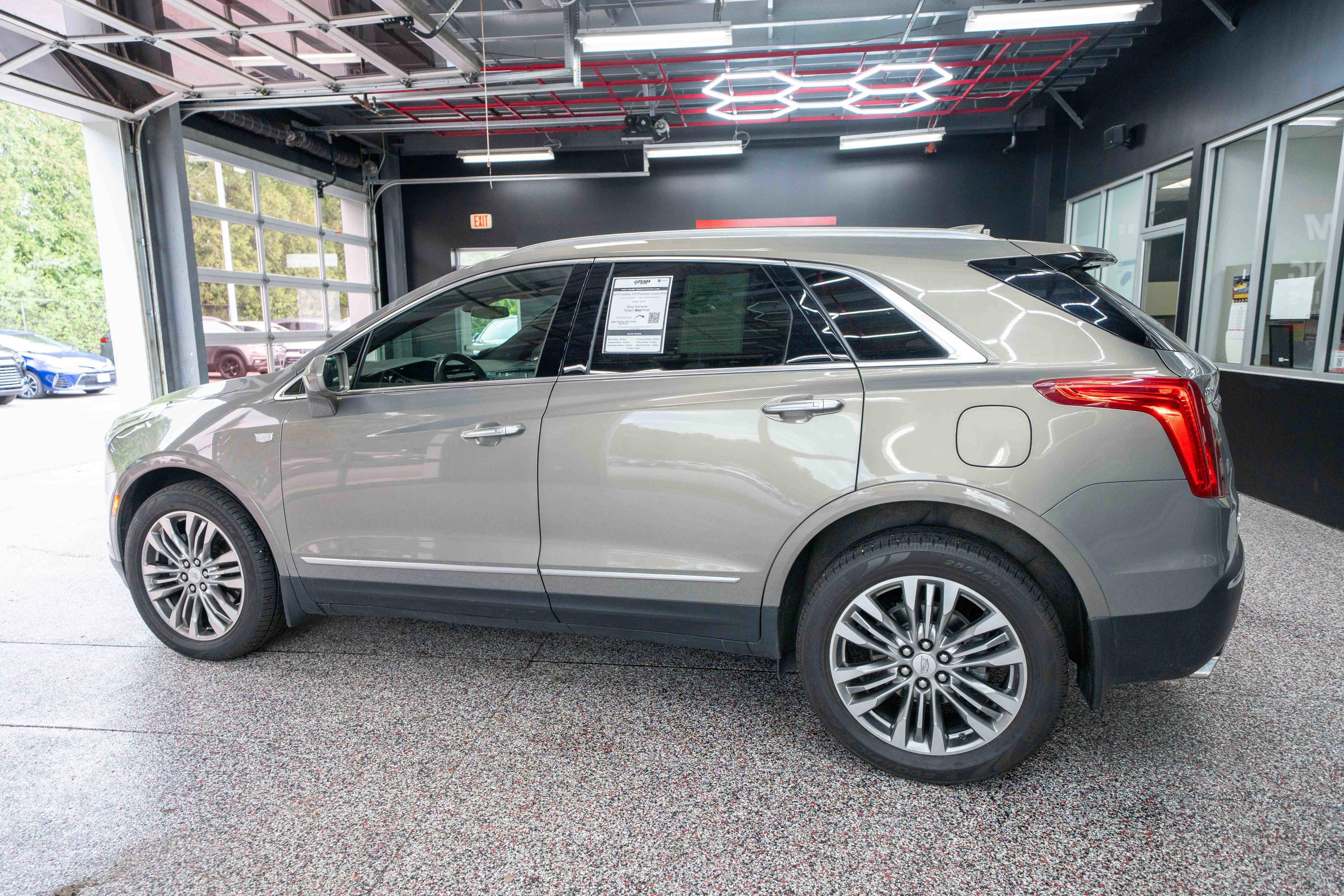 Used 2018 Cadillac XT5 Premium Luxury AWD/4WD image 2