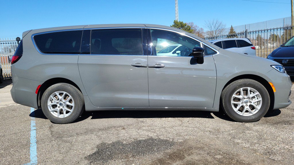 Used 2025 Chrysler Pacifica Select image 6