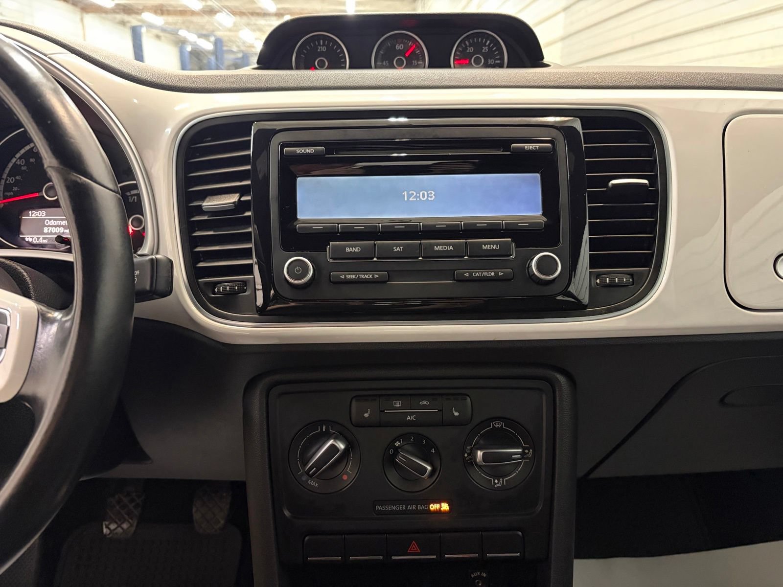 Used 2013 Volkswagen Beetle TDI FWD image 18