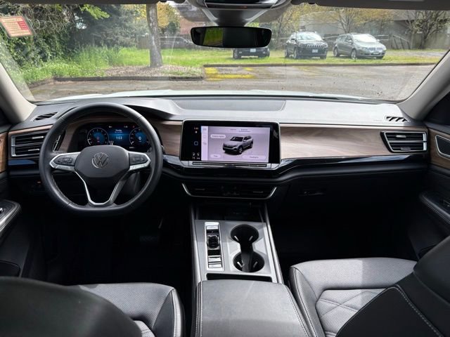 Used 2024 Volkswagen Atlas SE AWD/4WD image 16