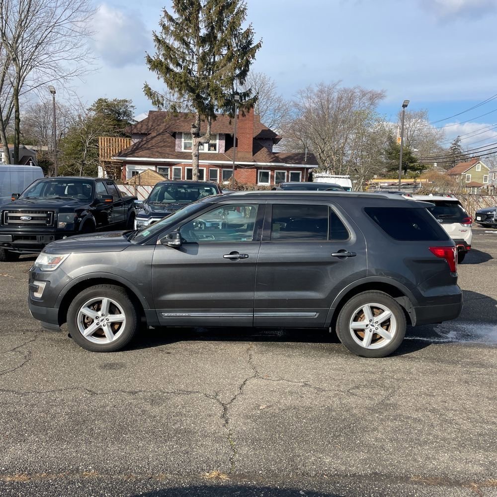 Used 2016 Ford Explorer XLT w/ Equipment Group 202A image 4
