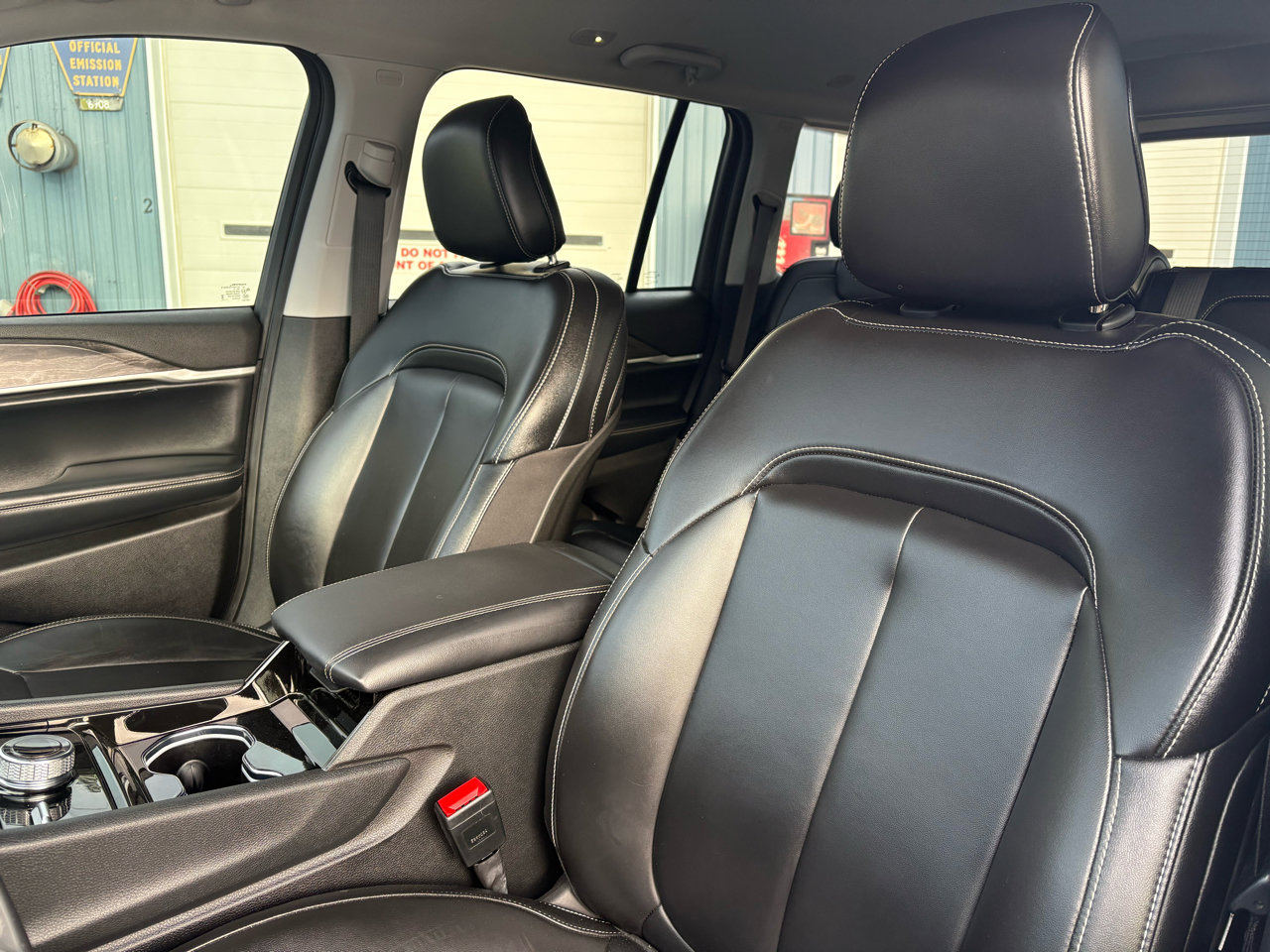 Used 2023 Jeep Grand Cherokee Limited w/ Black Appearance Package image 15