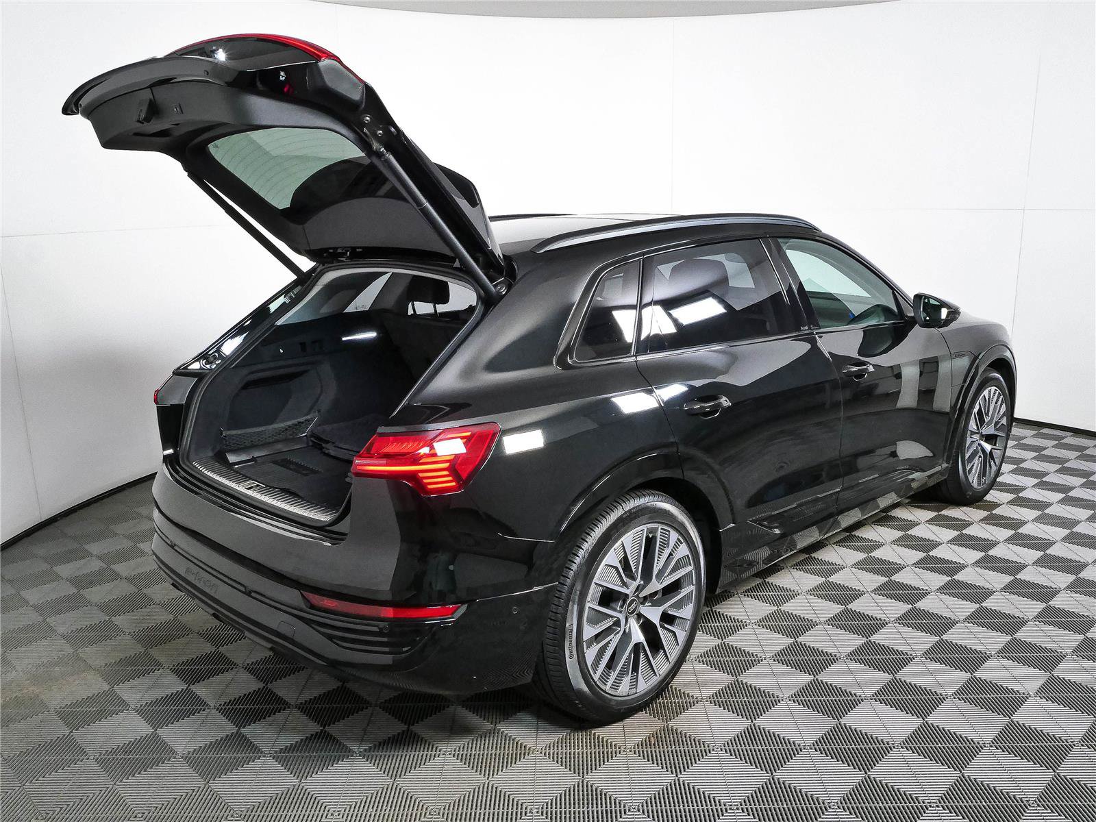 Used 2024 Audi Q8 e-tron Prestige w/ Prestige Package AWD/4WD image 27