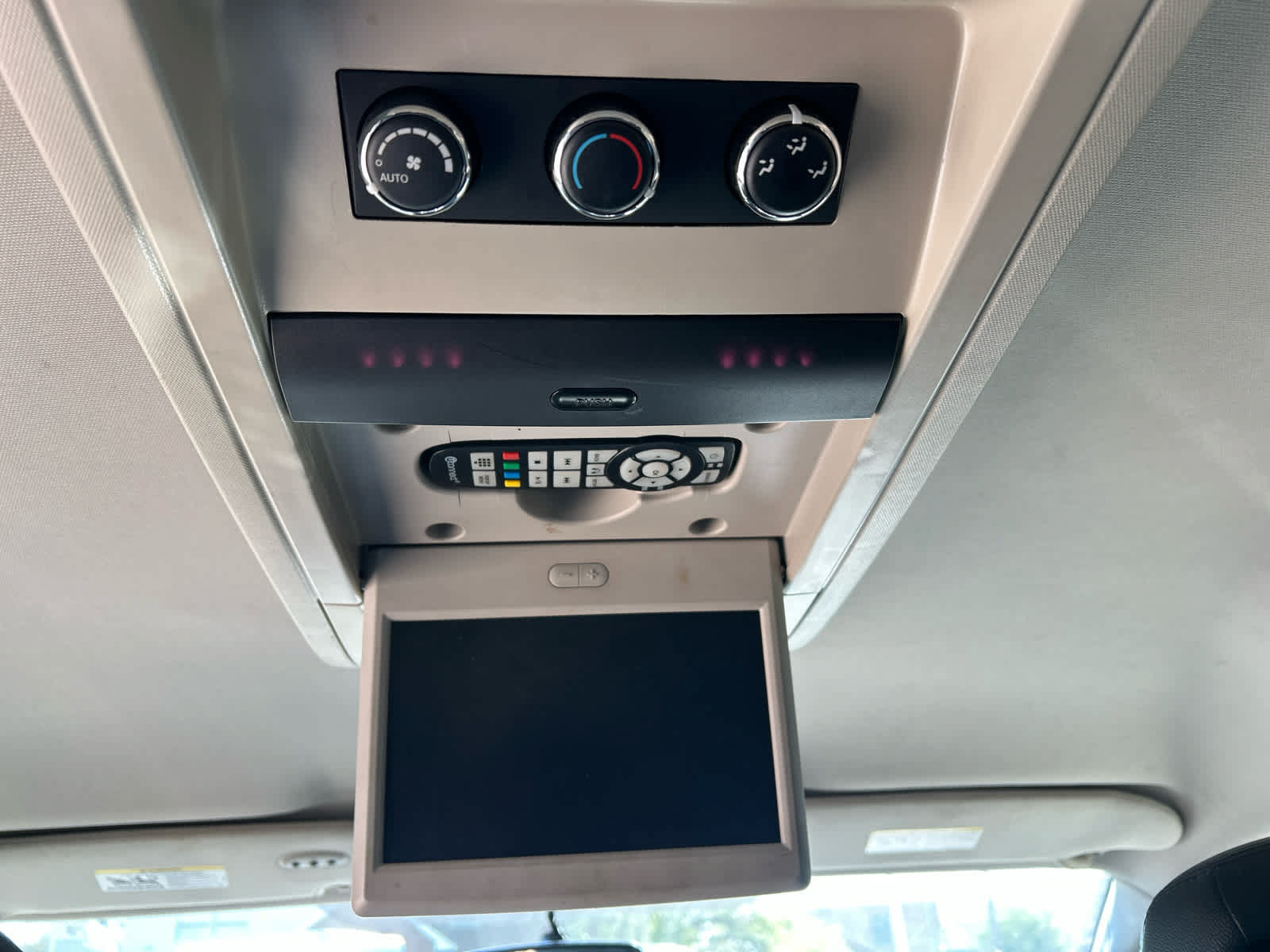 Used 2015 Chrysler Town & Country Touring FWD image 13