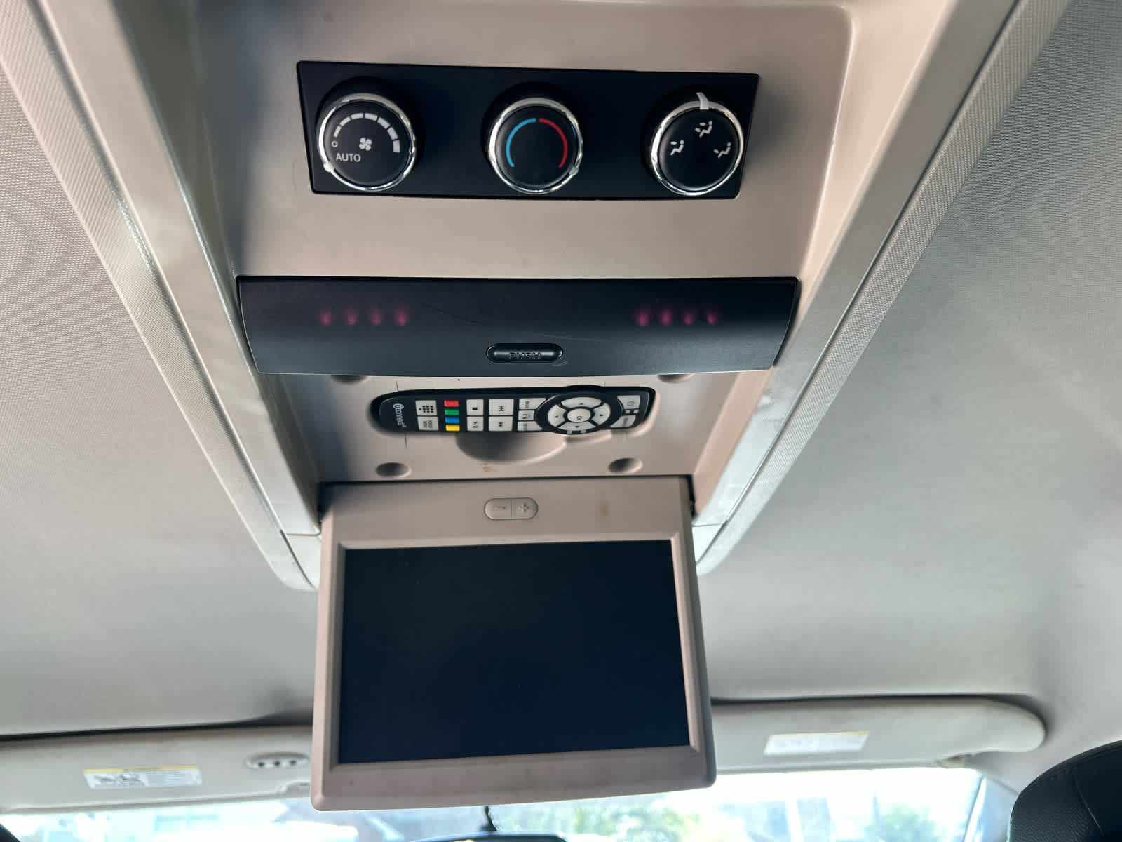 Used 2015 Chrysler Town & Country Touring FWD image 13