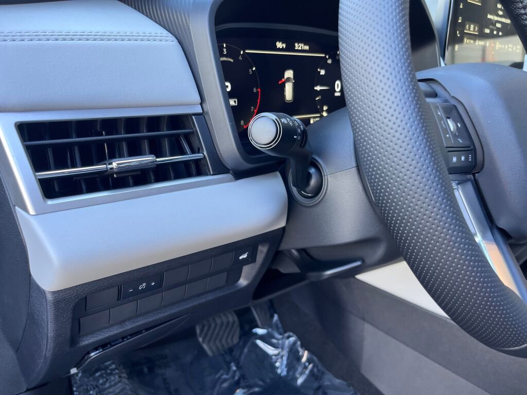New 2025 Mitsubishi Outlander SE image 12
