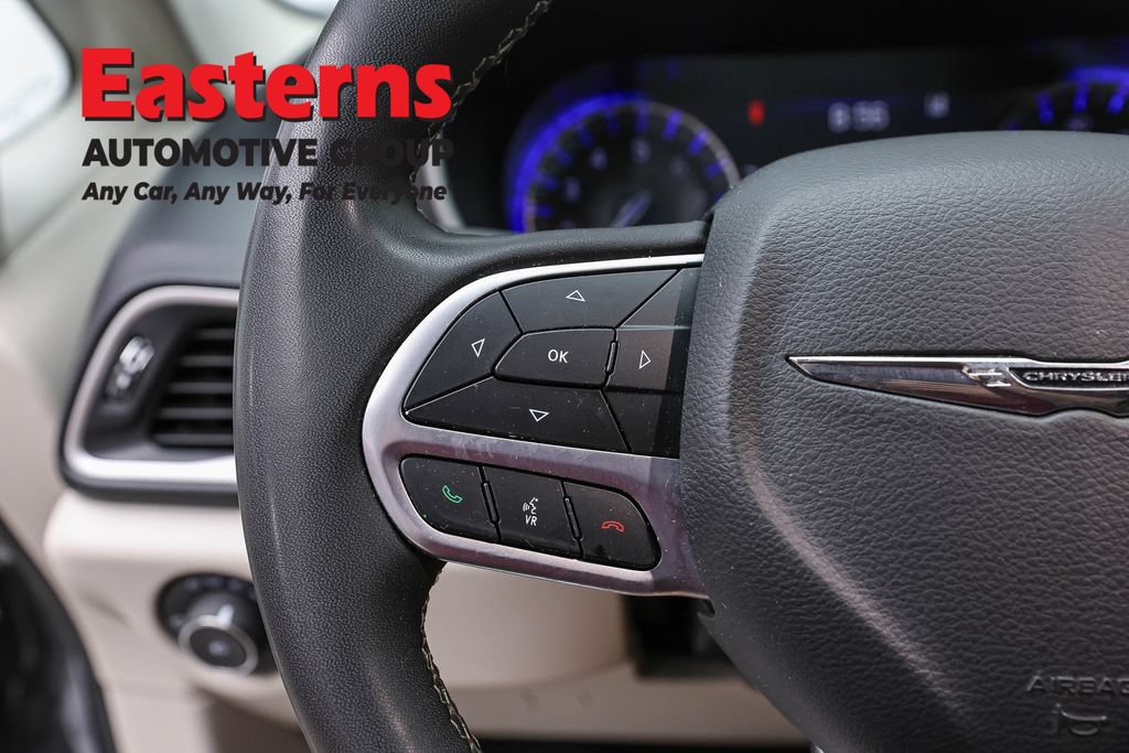 Used 2023 Chrysler Pacifica Touring-L FWD image 15