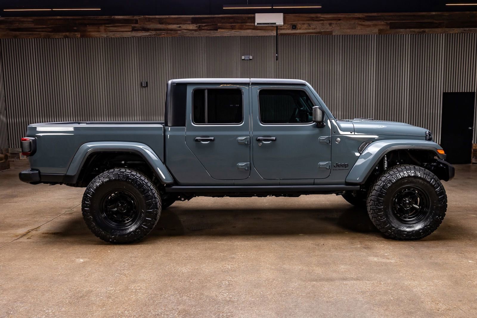 Used 2025 Jeep Gladiator Willys image 11