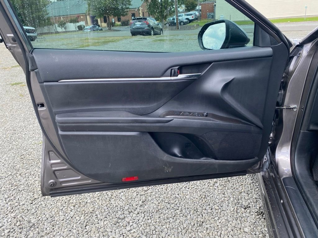 Used 2022 Toyota Camry SE image 9