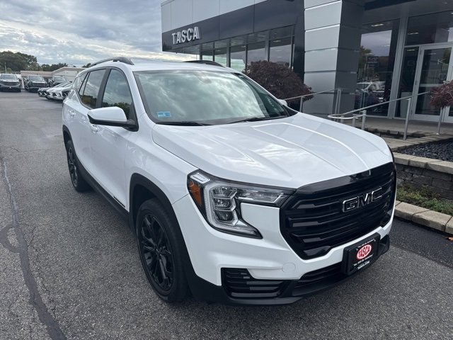 Used 2022 GMC Terrain SLE w/ Driver Convenience Package image 1