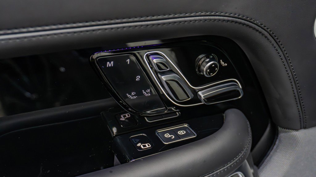 Used 2021 Land Rover Range Rover Autobiography Fifty Edition image 31