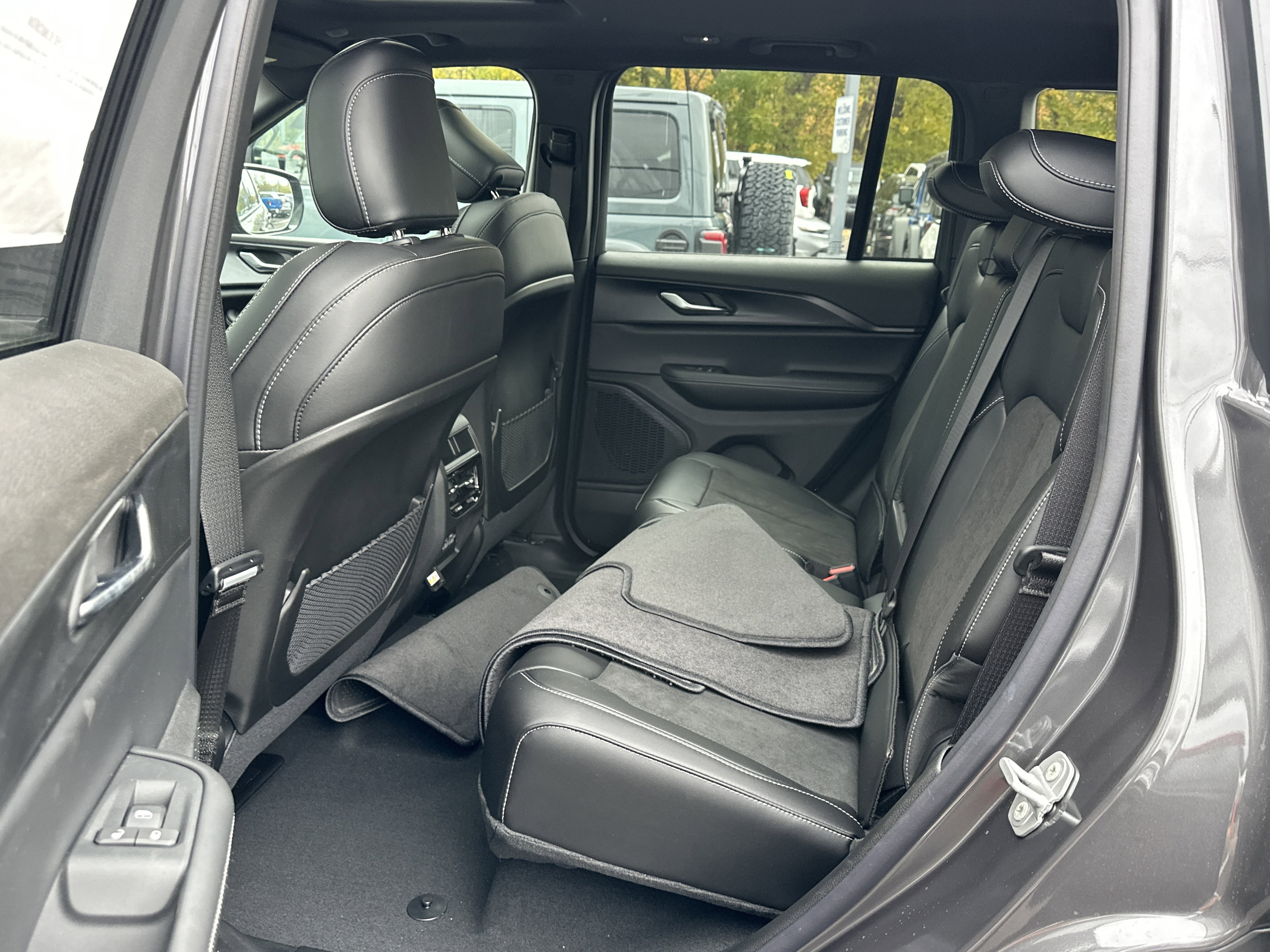 New 2025 Jeep Grand Cherokee Altitude image 30