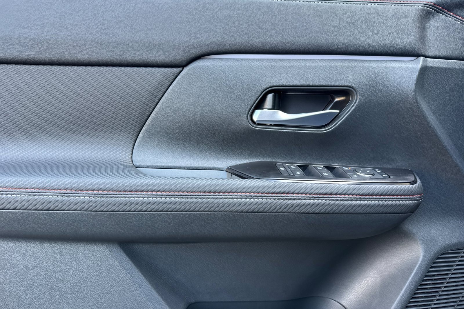 New 2026 Nissan Kicks SR image 8