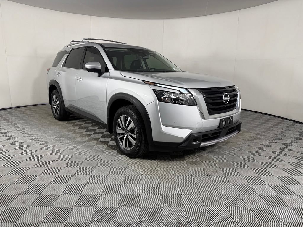 Used 2025 Nissan Pathfinder SL FWD image 2