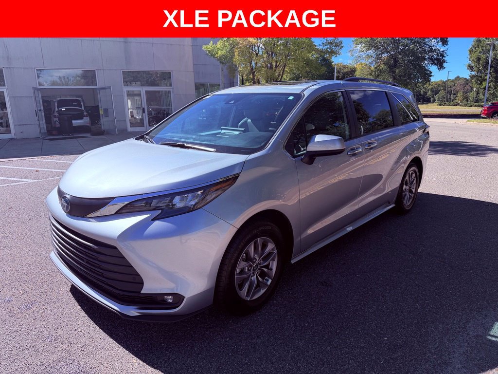 Used 2025 Toyota Sienna XLE FWD image 3