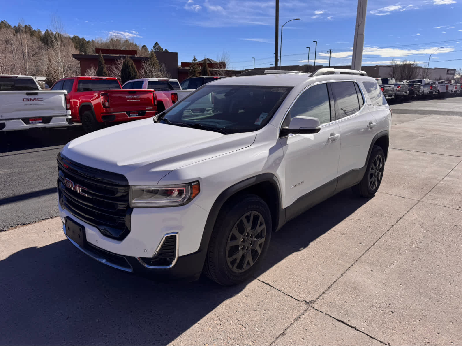 Used 2023 GMC Acadia SLT image 1