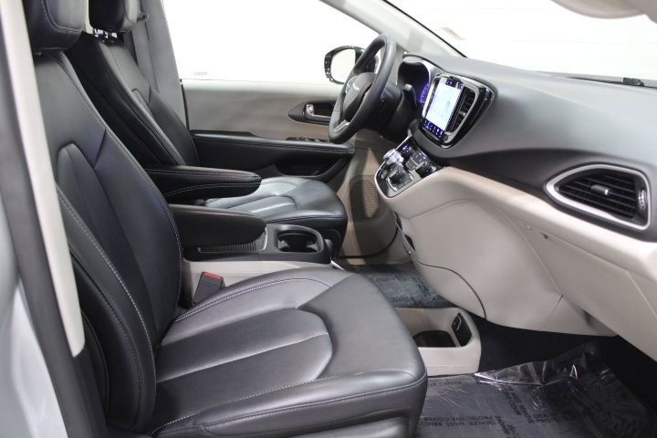 Used 2024 Chrysler Pacifica Touring-L image 26