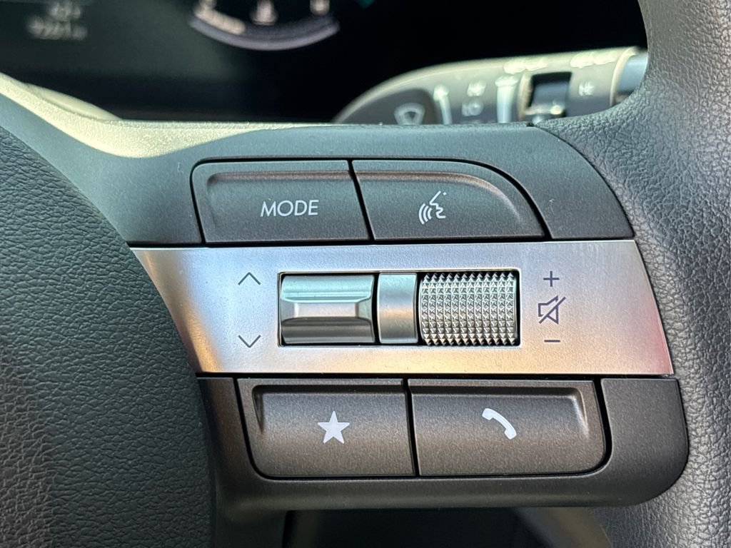 Certified 2025 Hyundai Kona SE image 25