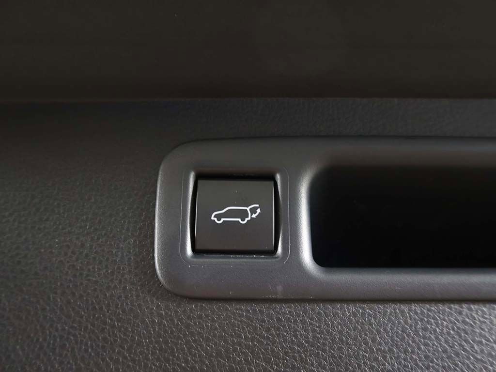Used 2024 Toyota Highlander LE AWD/4WD image 19