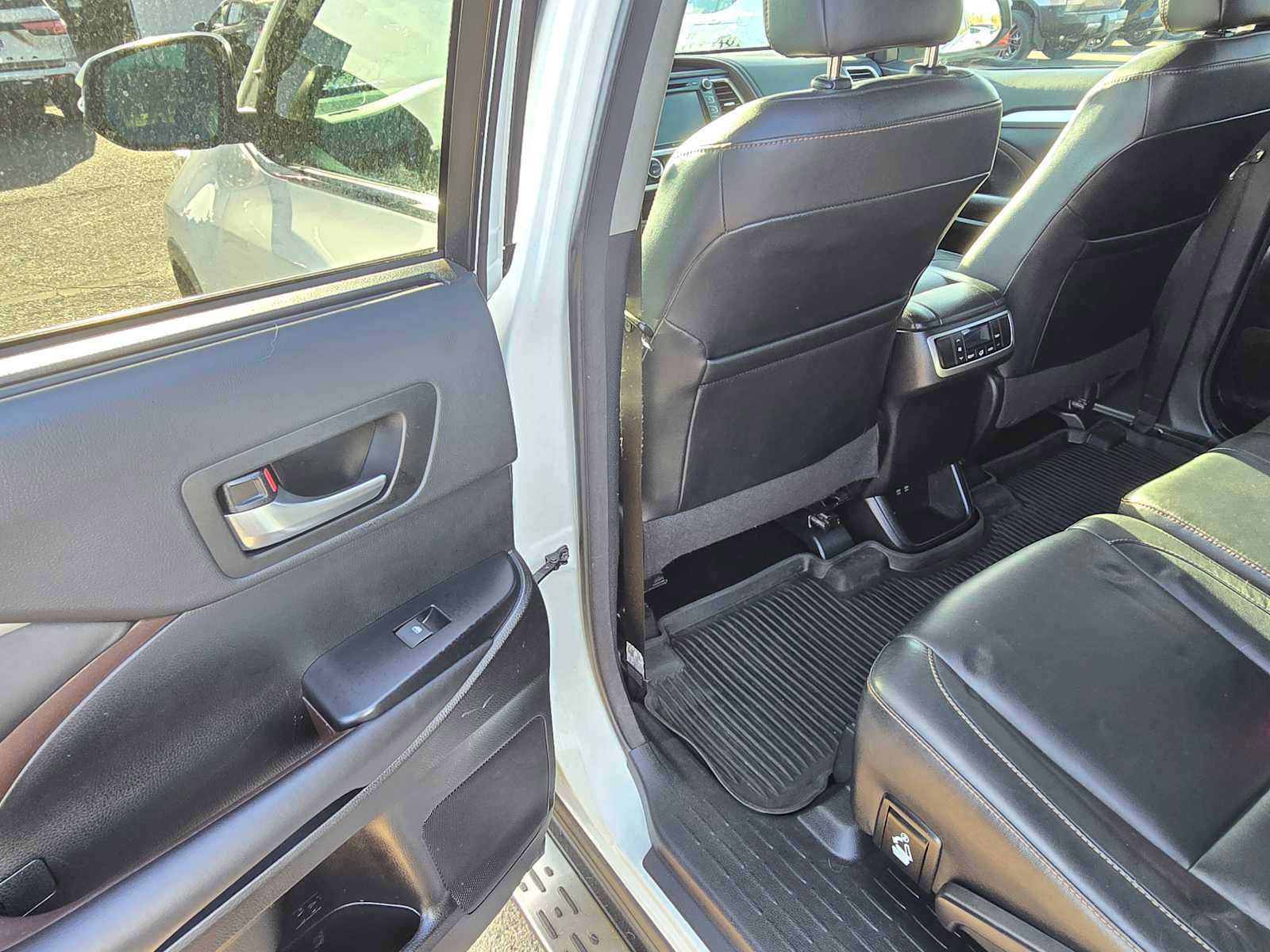 Used 2018 Toyota Highlander XLE image 17