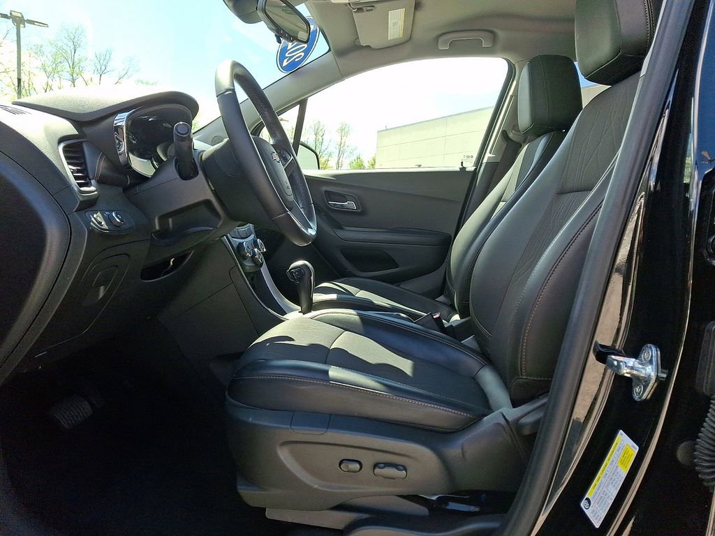 Used 2022 Chevrolet Trax LT w/ Midnight Edition image 15