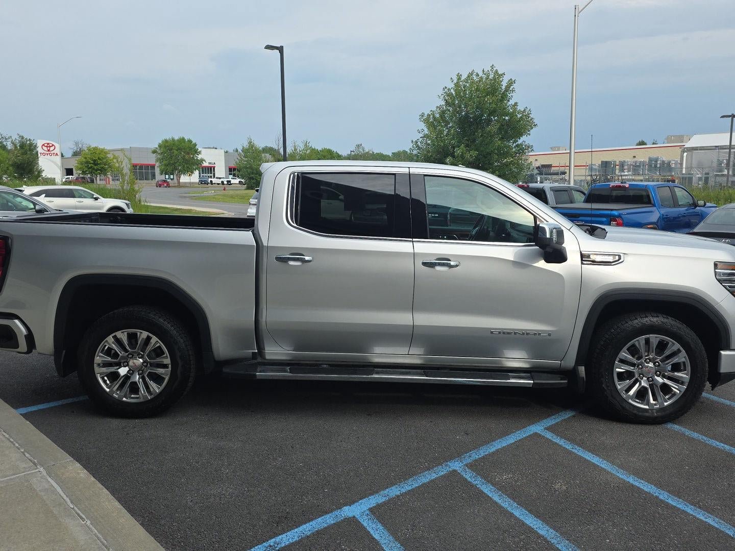 Used 2022 GMC Sierra 1500 Denali w/ Technology Package AWD/4WD image 11
