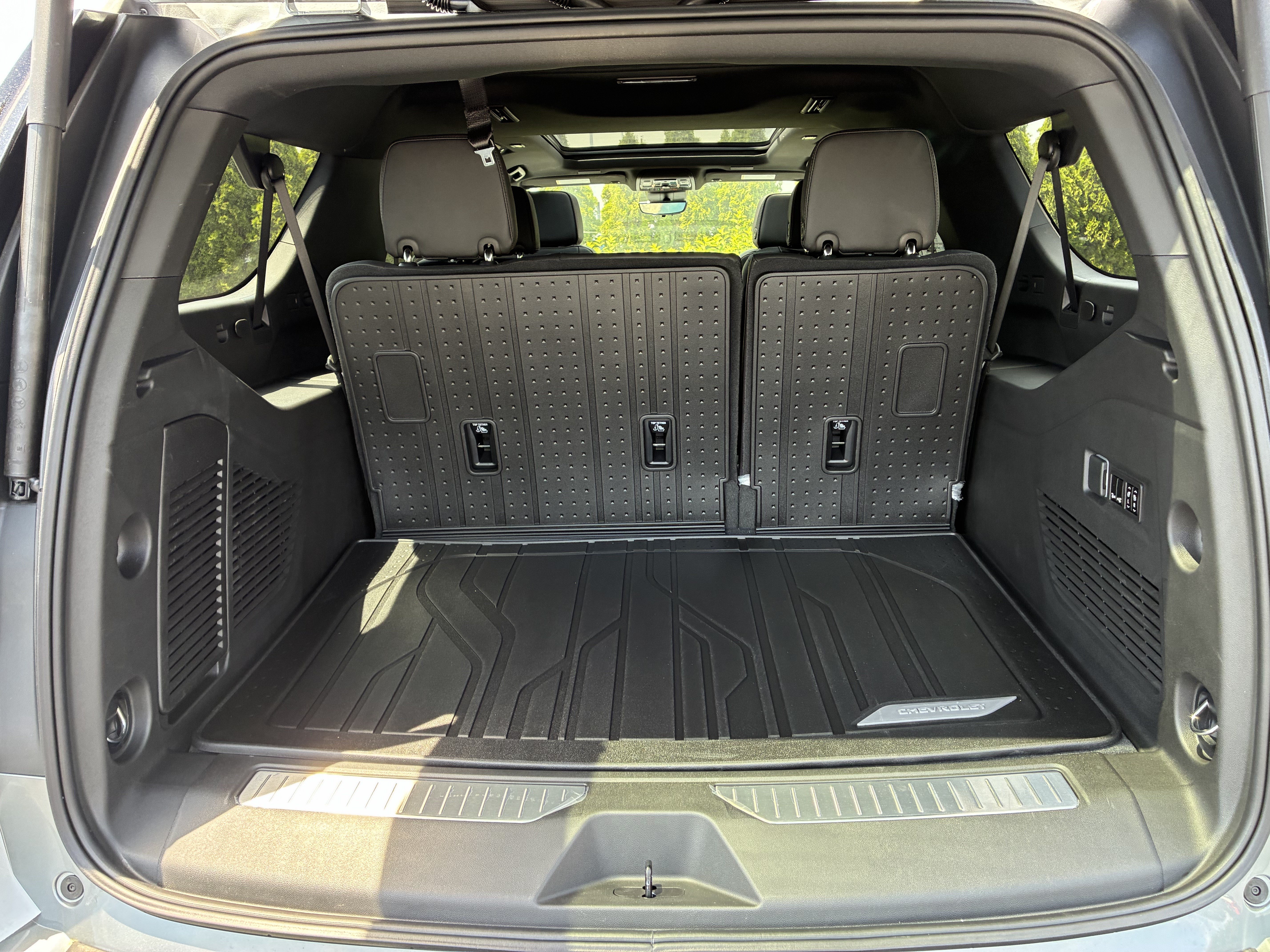 Used 2026 Chevrolet Suburban High Country RWD image 12