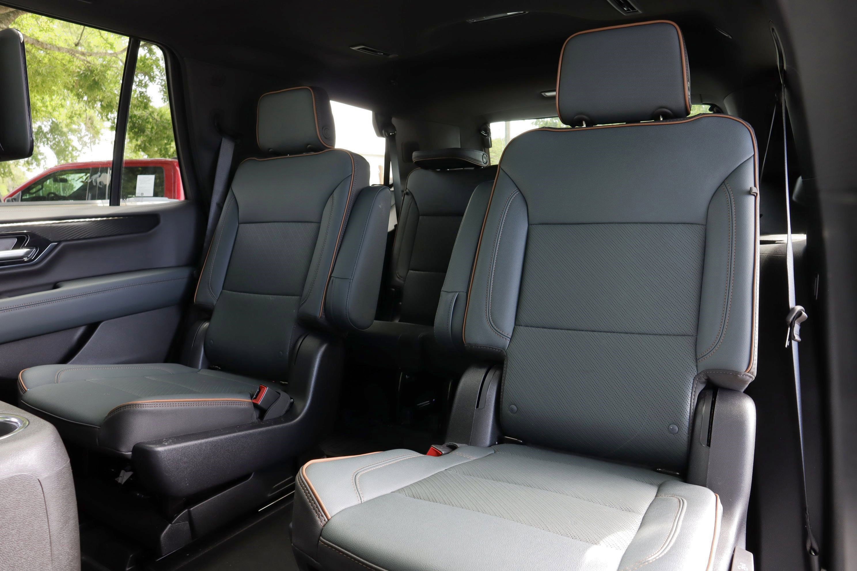Used 2025 GMC Yukon AT4 w/ AT4 Premium Plus Package AWD/4WD image 11