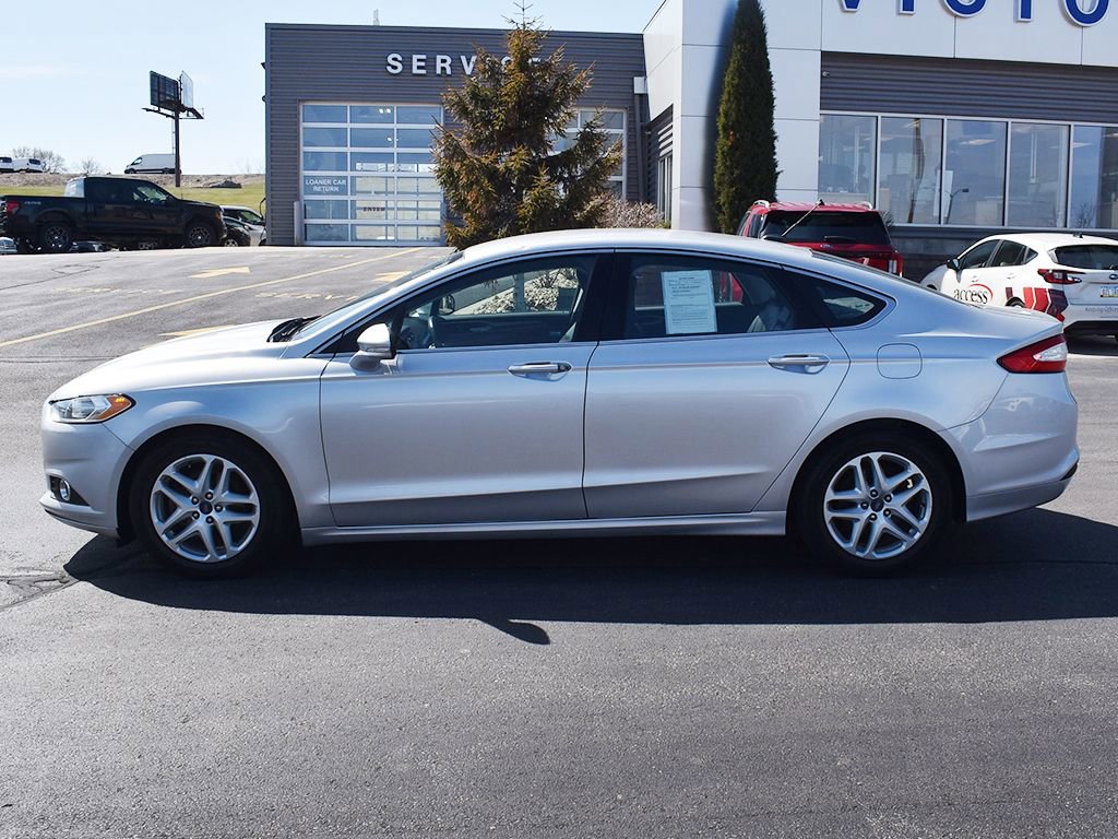 Used 2016 Ford Fusion SE w/ Equipment Group 202A image 2