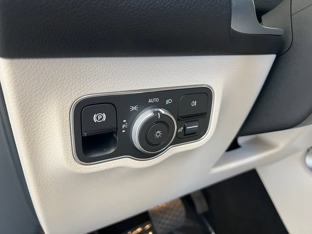 Used 2025 Mercedes-Benz EQB 300 4MATIC image 34