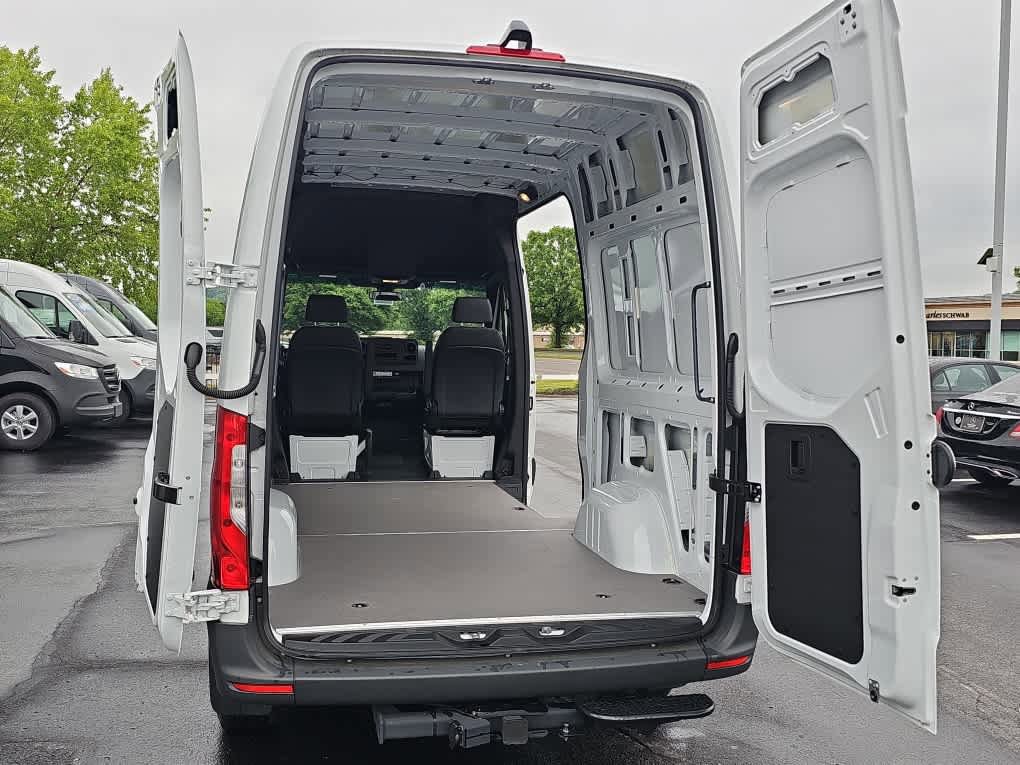 Used 2025 Mercedes-Benz Sprinter 2500 image 6