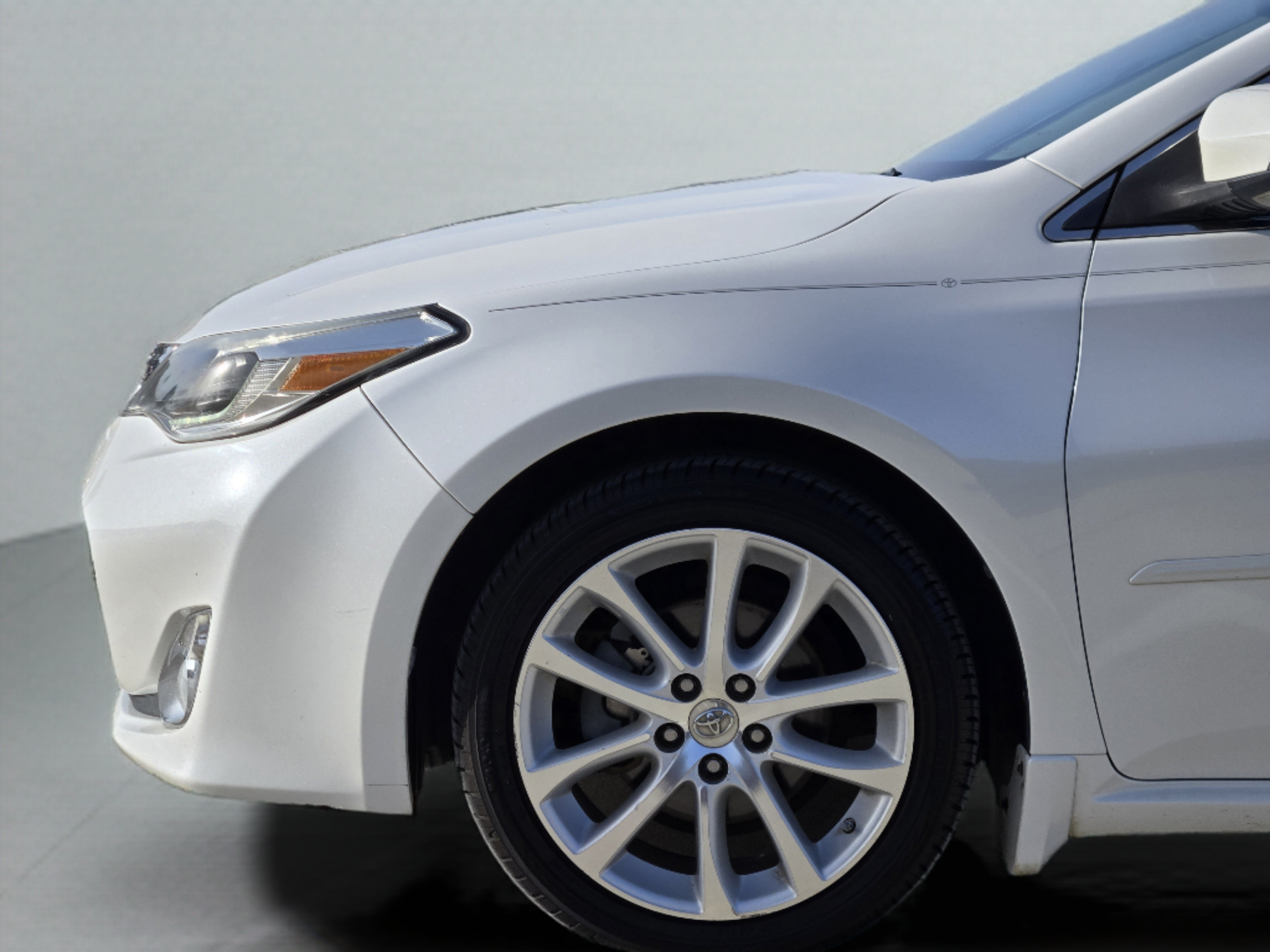 Used 2014 Toyota Avalon Limited w/ Technology Package FWD image 31