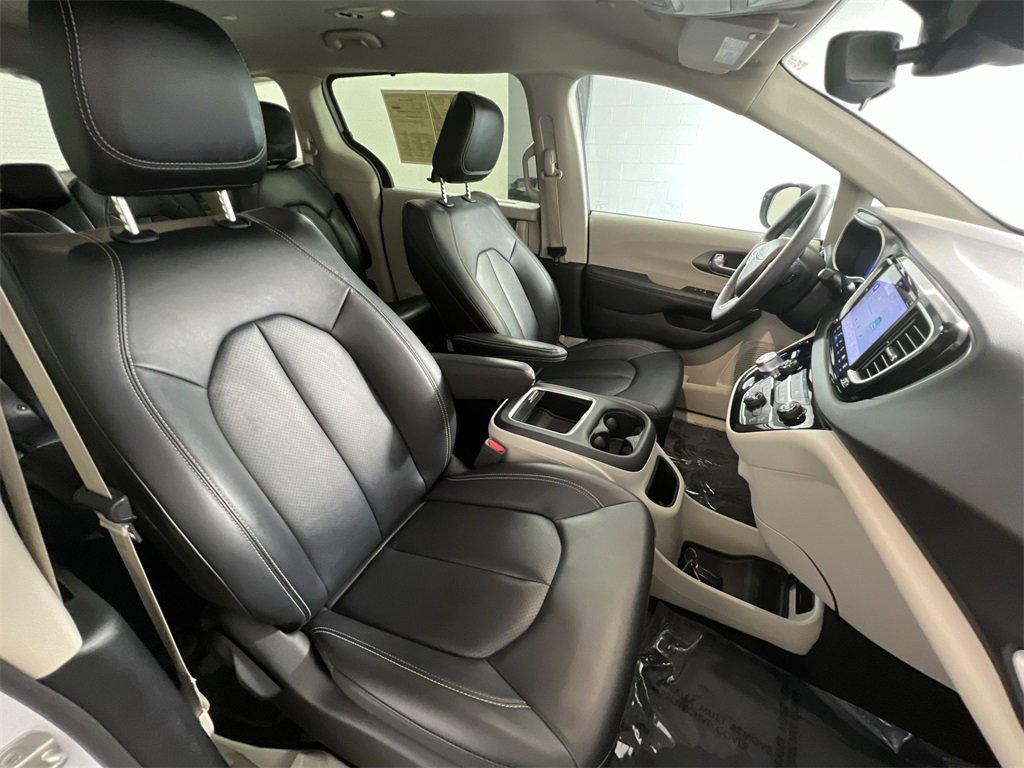 Used 2024 Chrysler Pacifica Touring-L image 26