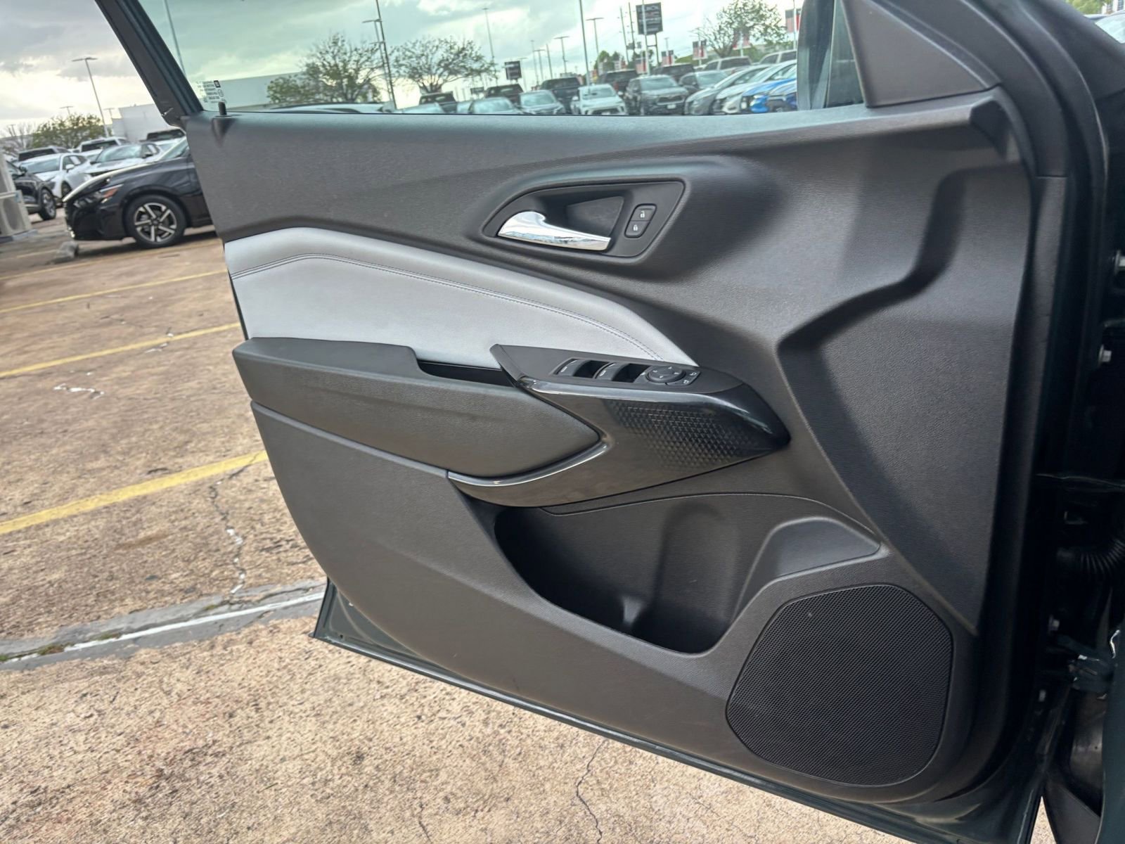 Used 2025 Chevrolet Trax LT FWD image 18