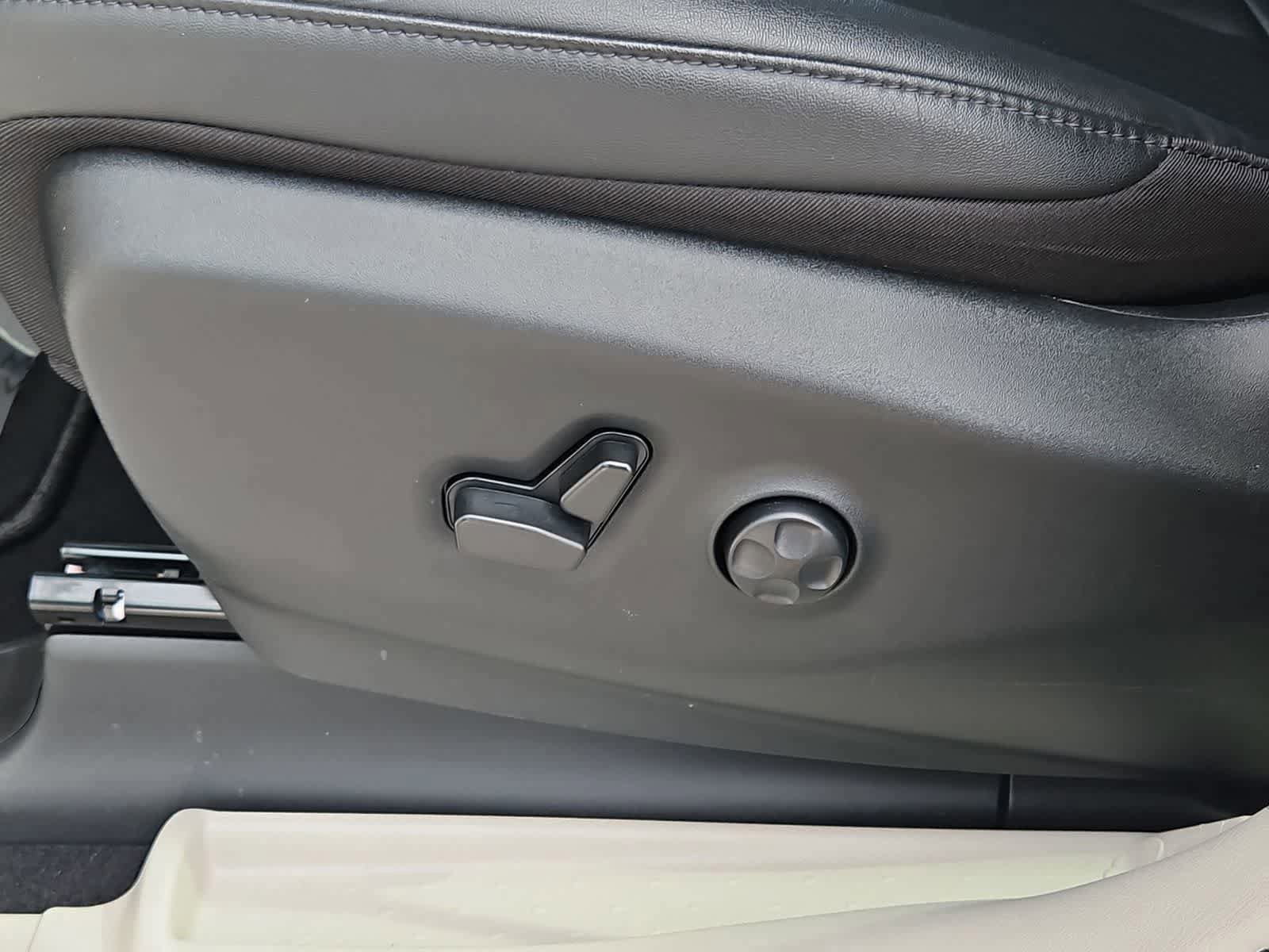 Used 2024 Chrysler Pacifica Touring-L FWD image 21