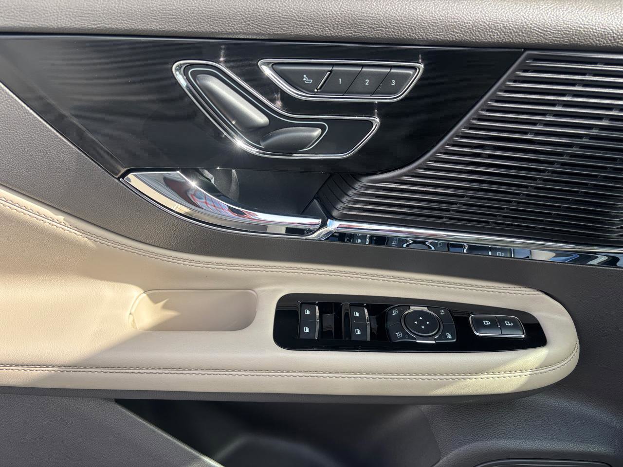 Used 2022 Lincoln Corsair Reserve w/ Equipment Group 201A image 7