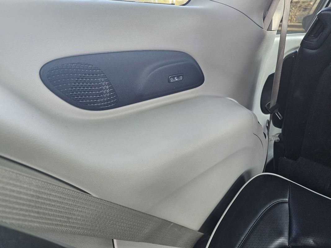 Used 2023 Chrysler Pacifica Limited w/ Uconnect Theater Family Group image 23