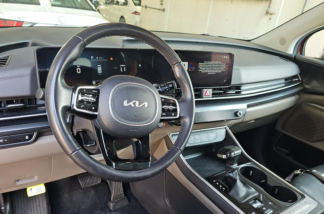 Certified 2025 Kia Carnival FWD image 3