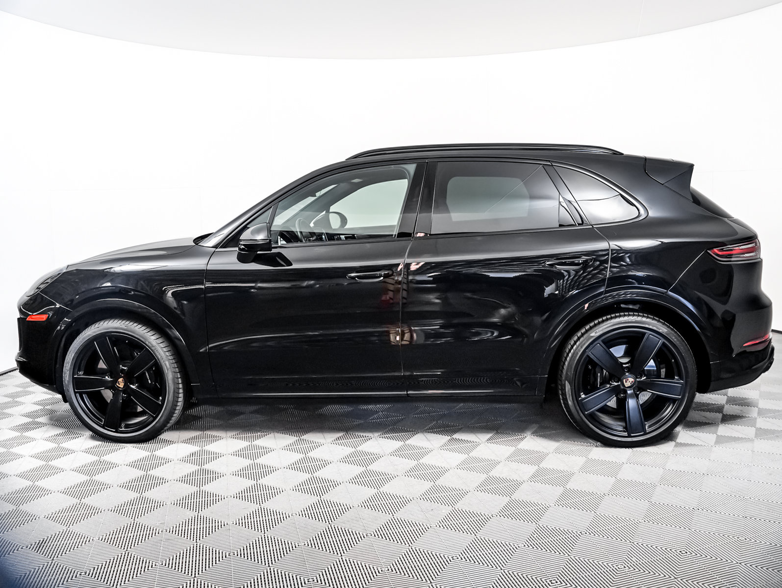 Certified 2023 Porsche Cayenne Turbo AWD/4WD image 2