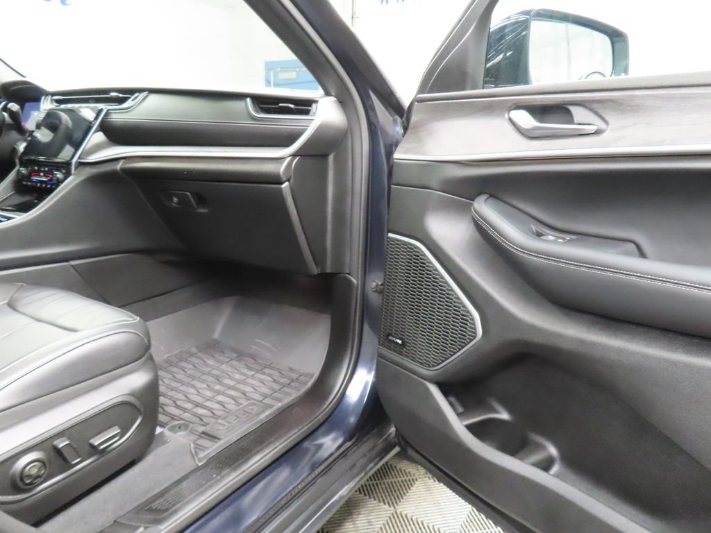 Used 2025 Jeep Grand Cherokee Limited w/ Luxury Tech Group II AWD/4WD image 31