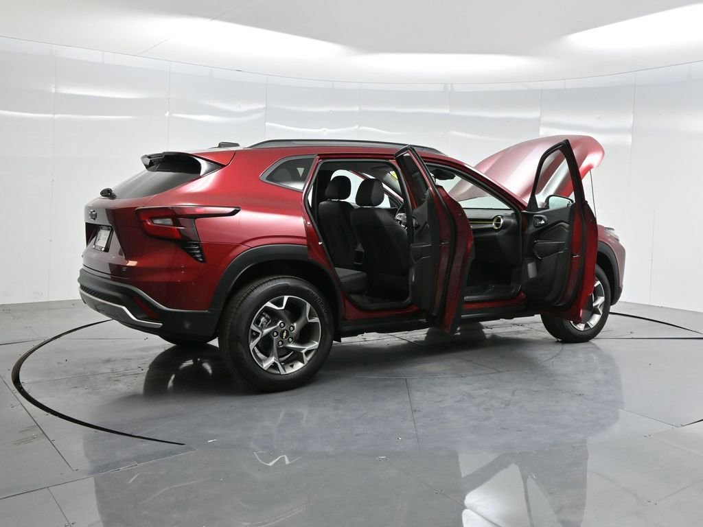 Used 2025 Chevrolet Trax LT w/ LT Convenience Package image 4