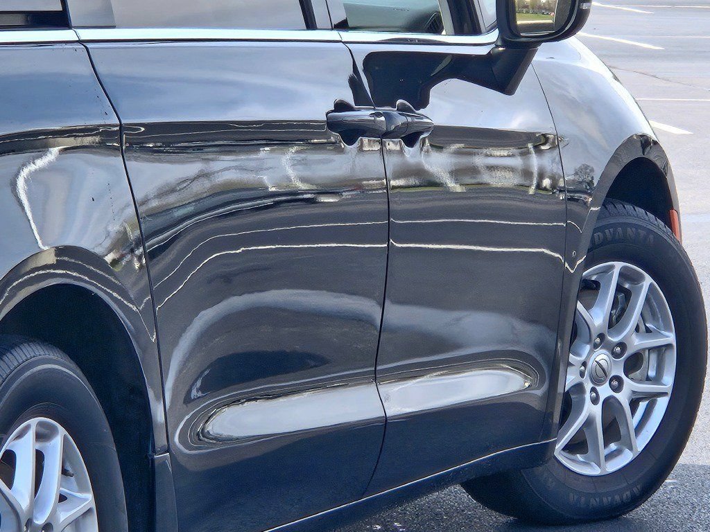 Used 2023 Chrysler Pacifica Touring-L FWD image 12