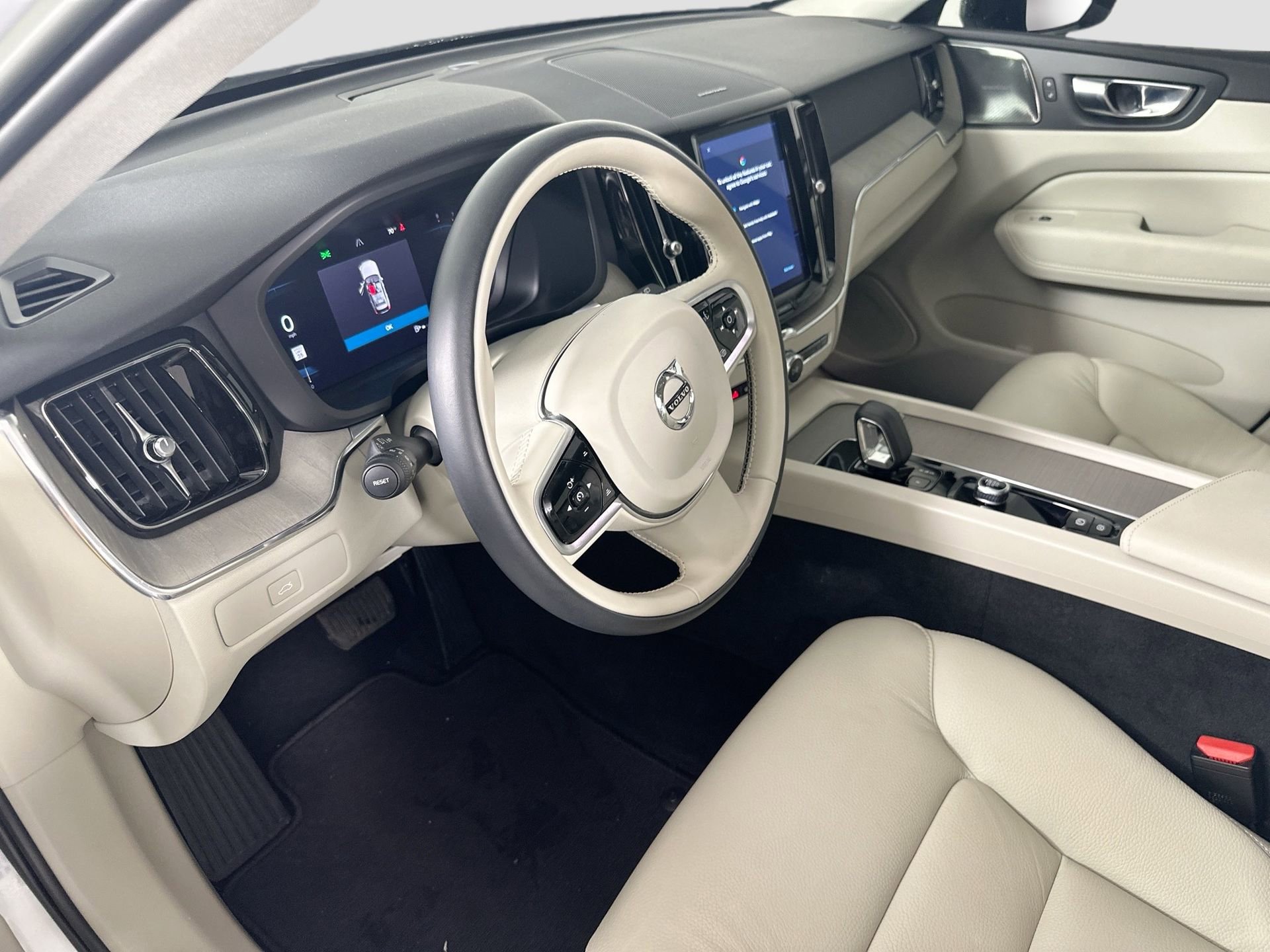 Used 2023 Volvo XC60 B5 Plus w/ Climate Package image 10