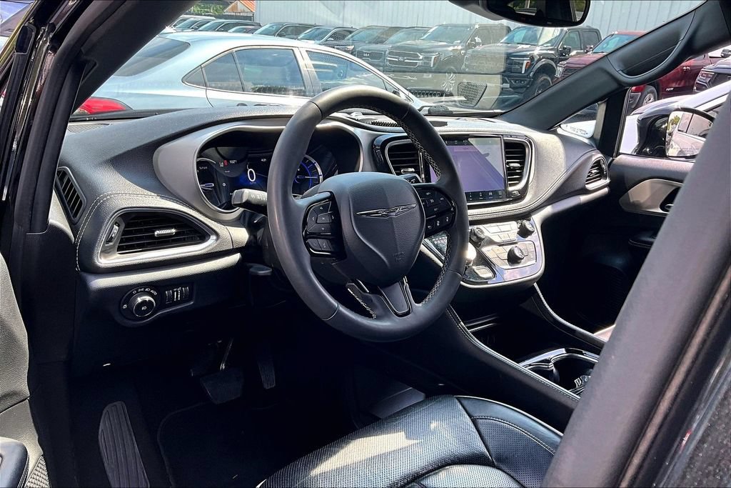 Used 2024 Chrysler Pacifica Premium FWD image 17