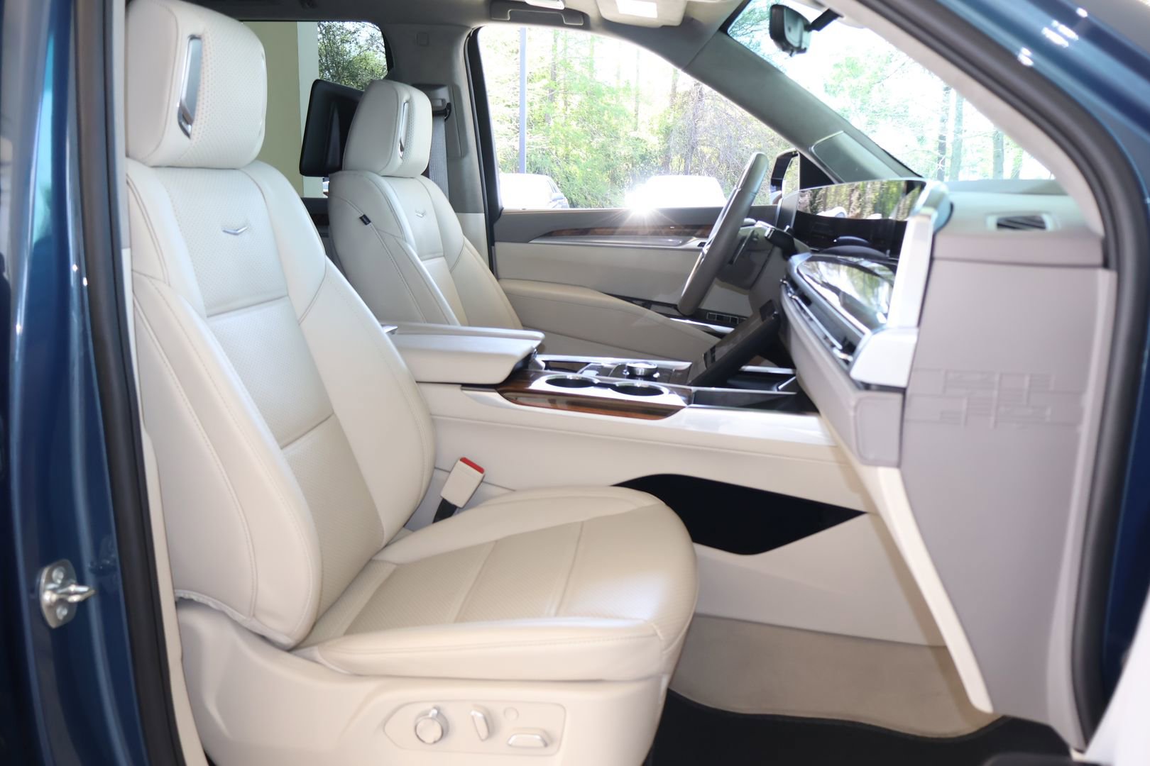 New 2025 Cadillac Escalade Premium Luxury Platinum w/ LPO, Radiant Package image 19