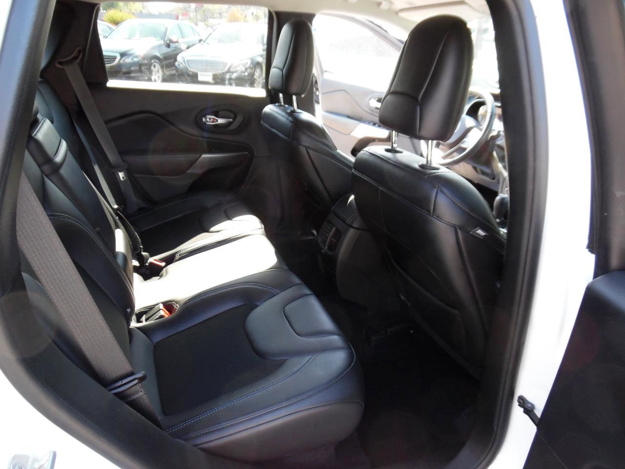 Used 2019 Jeep Cherokee Latitude Plus w/ Cold Weather Group AWD/4WD image 21