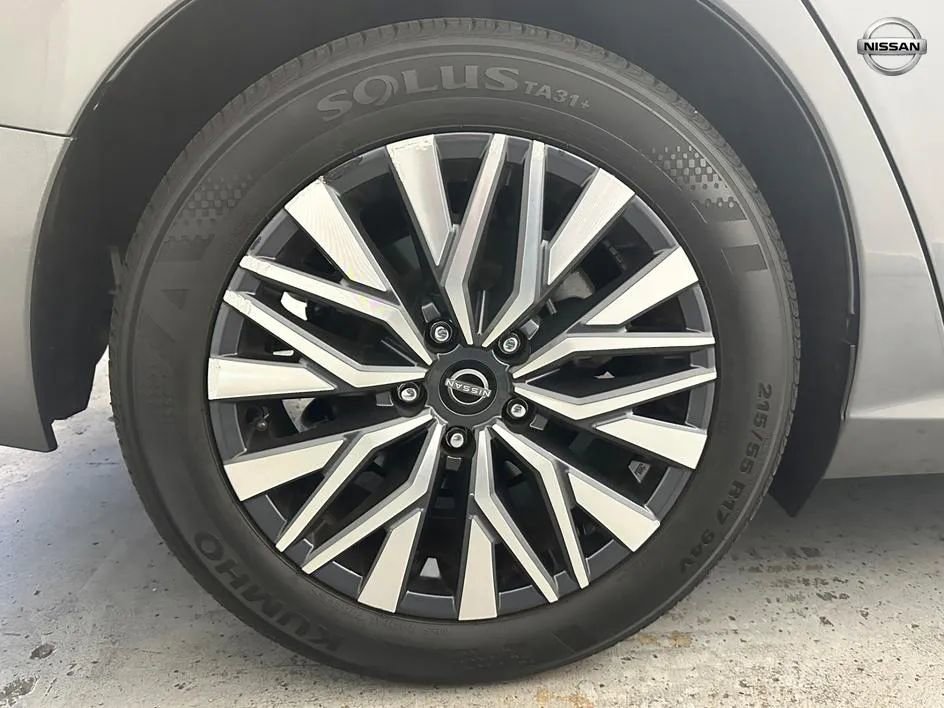 Used 2025 Nissan Altima 2.5 SV FWD image 31