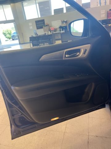 Used 2020 Nissan Pathfinder SL FWD image 11