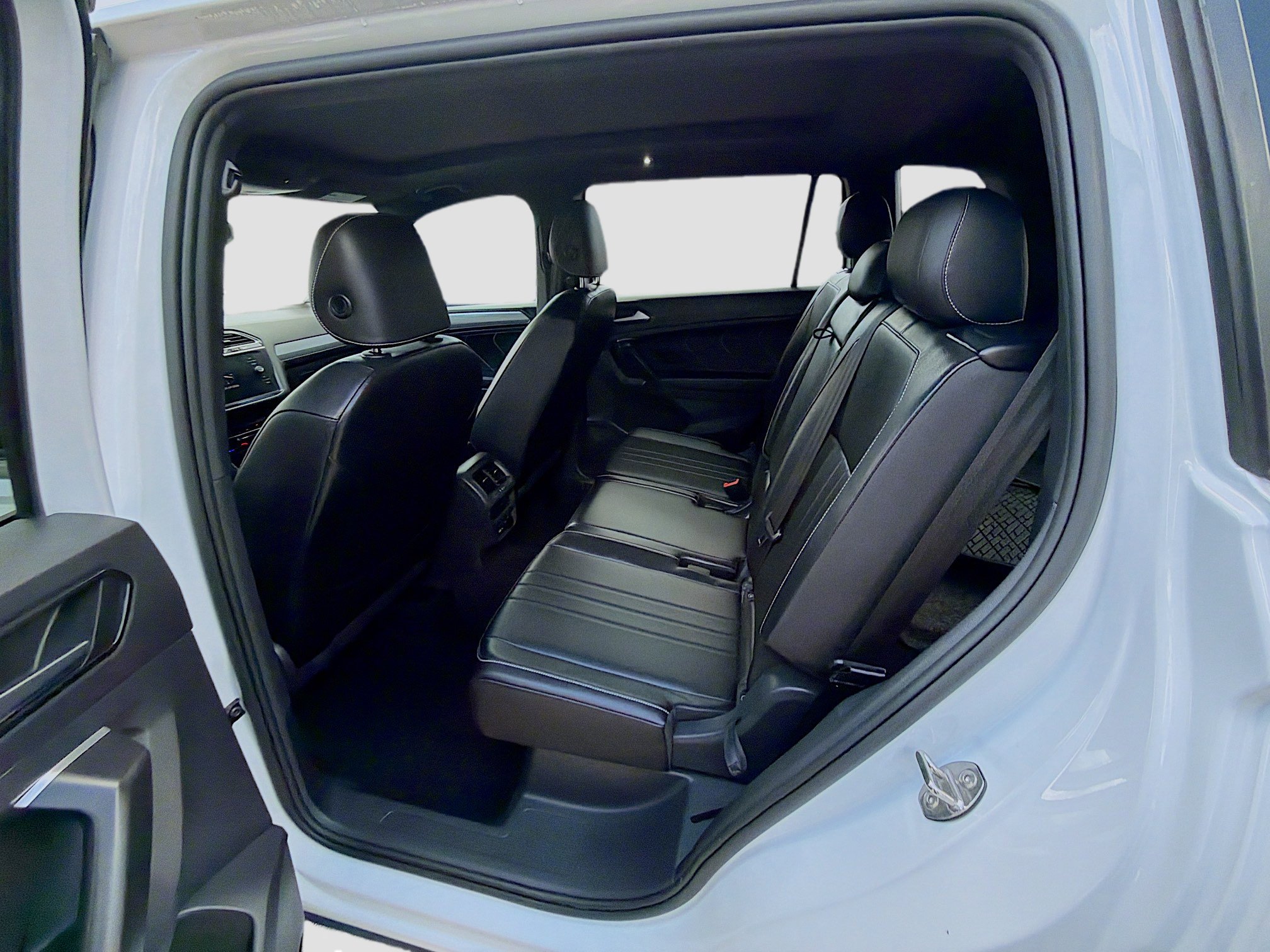 Used 2024 Volkswagen Tiguan SE R-Line FWD image 23